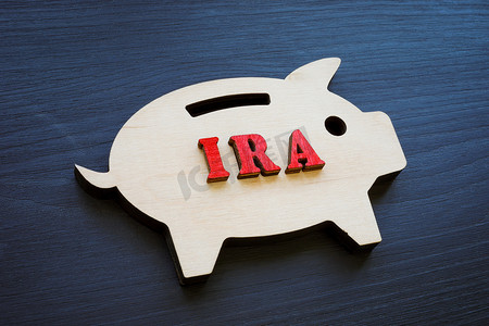 木制存钱罐和 IRA 个人退休账户的缩写。