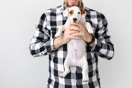 人、宠物和动物的概念 — 白色背景中男人拥抱杰克罗素梗犬的特写
