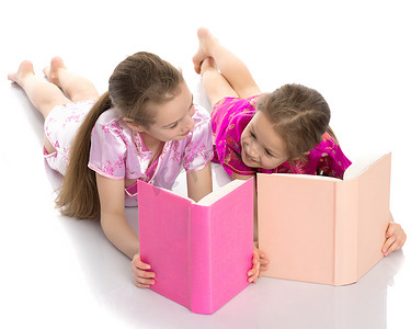 姐妹们看书。