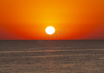 大海上的大太阳日出