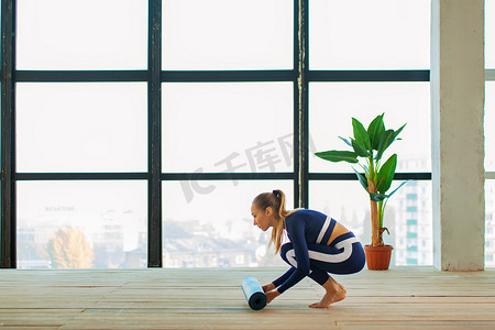 大型活动摄影照片_大型全景窗前的室内瑜伽体式。