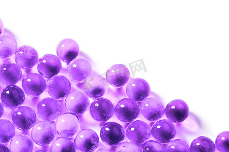 白色背景下选择性聚焦的质子紫色球形球囊