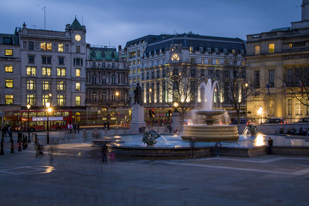法国人摄影照片_蓝色时刻的特拉法加广场，伦敦