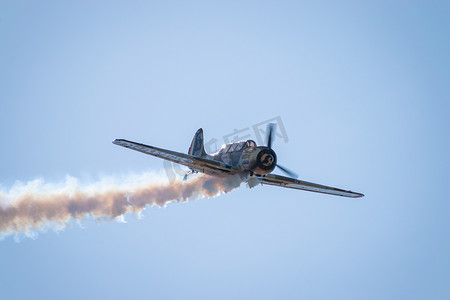 布加勒斯特/罗马尼亚 — 航空展 — 2019年9月21日：YAK 52TW飞机在天空中飞行