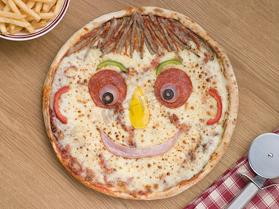 带薯片的笑脸披萨