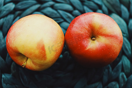 水果品牌摄影照片_两个新鲜的成熟小苹果、水果和有机食品