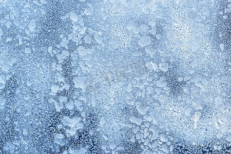 在寒冷的天气里，玻璃的质地在冬天覆盖着霜。