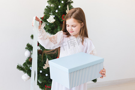 假期、礼物、圣诞节、圣诞概念 — 快乐的小女孩打开礼盒。