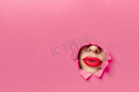 女性红色海报摄影照片_女性嘴唇粉红色海报魅力生活方式时尚