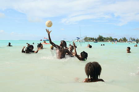 2019年12月8日毛里求斯岛，当地人在印度洋​​游泳玩球