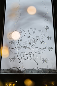 圣诞鹿画在窗玻璃上。