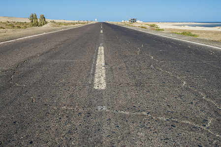 查看一条偏远的沙漠公路