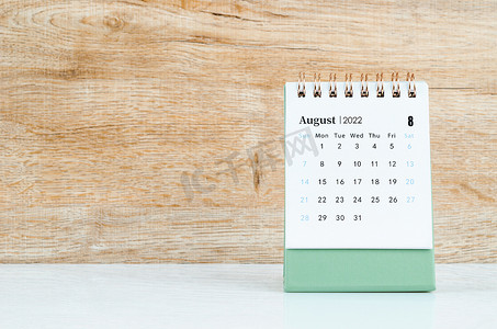 2022 年 8 月日历木制背景。