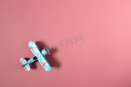 淡色底纹摄影照片_模型飞机，淡色背景的飞机