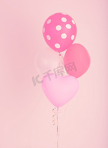 粉色墙上的快速心形气球，带复古过滤器 e