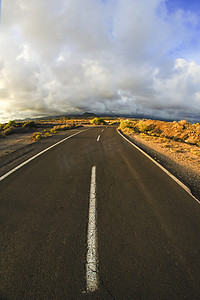 沙漠之路摄影照片_漫长空旷的沙漠之路