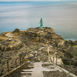 法罗群岛 Mikladalur 的 Selkie 或海豹妻子雕像