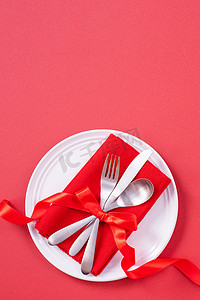 情人节设计理念-餐厅浪漫盘菜、情侣和情人约会的节日庆典餐促销、俯视图、平躺、头顶