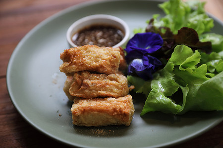 木质背景 vint 上的素食开胃菜日本炸豆腐