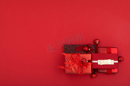 喜庆红色背景摄影照片_红色背景复制空间上的礼品盒