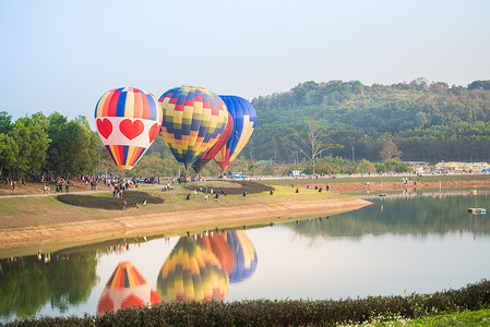漂浮的热气球摄影照片_漂浮在河上的热气球