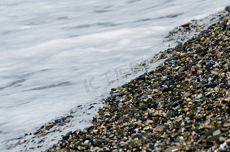 海浪冲刷的卵石滩，形成海岸的各种小石头