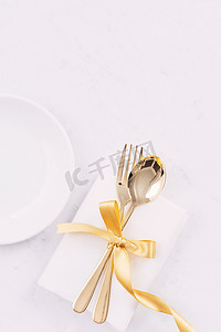 情人节餐设计理念-浪漫的盘子设置隔离在大理石白色背景上，用于餐厅节日庆典促销、顶视图、平躺。