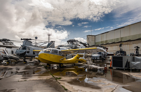 瓦胡岛珍珠港航空博物馆外的直升机群，