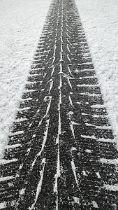 冬季道路白雪上的轮胎胎面足迹