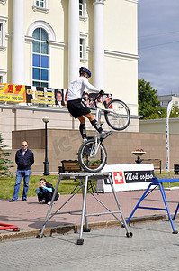 俄罗斯运动员摄影照片_铁穆尔·伊布拉吉莫夫 (Timur Ibragimov) 的表现，俄罗斯自行车铁人赛冠军
