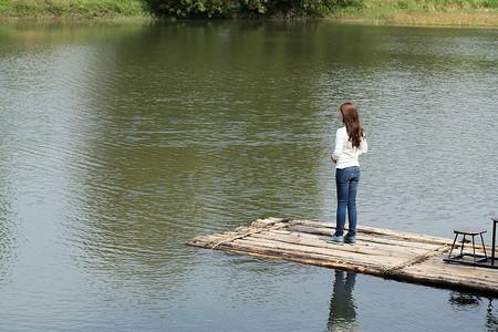 河中竹筏上的女人