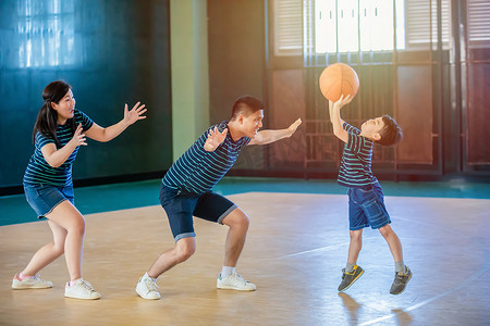 一起打篮球的亚洲家庭。