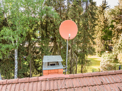 无人机射击摄影照片_从独立屋的屋顶用无人机、航拍照片检查房屋的卫星天线