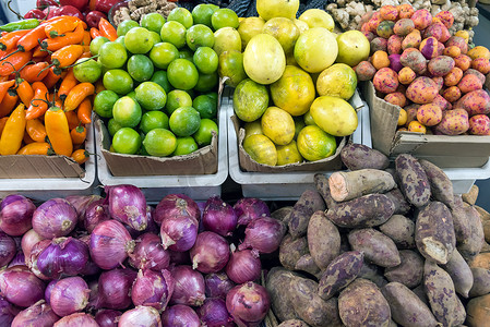售摄影照片_不同的蔬菜和水果待售