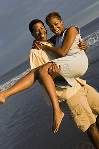 20年30年摄影照片_情侣在海滩放松