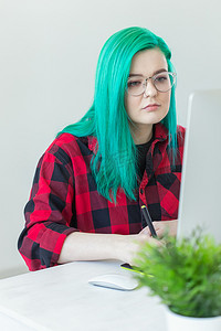 创意、插画家、图形和人的概念-创意女商人在办公室使用笔记本电脑时在平板电脑上书写或绘图