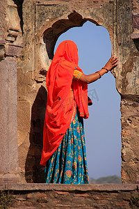 穿着彩色纱丽的印度女人站在兰滕博尔拱门上