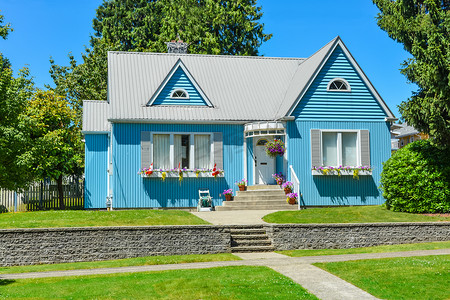 美丽的北美家庭住宅位于加拿大温哥华郊区。