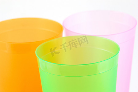 绿色、橙色和粉色杯子