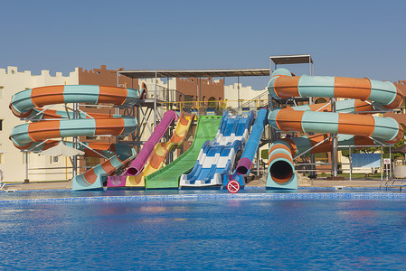 度假村摄影照片_豪华热带酒店度假村的带水滑梯的游泳池