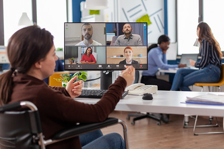 虚拟会议期间无效员工通过视频通话交谈