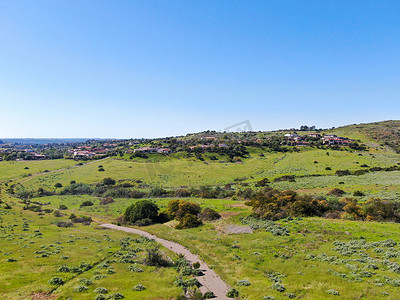 私人社区背景中带大型豪华别墅的绿谷鸟瞰图