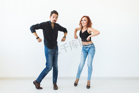 手势舞摄影照片_社交舞概念 — 疯狂的舞蹈，白人背景中欢快的情侣