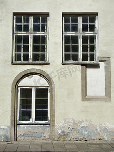 三扇旧窗户
