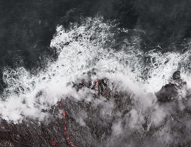 基拉韦厄火山熔岩进入海洋扩大海岸线。