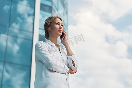 女商人成功的女人商务人士站在户外公司大楼外。