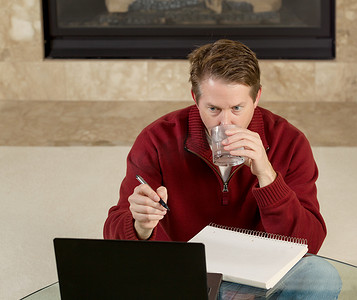 在家做作业时喝水的成熟男人