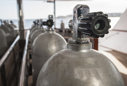 潜水气瓶摄影照片_船上的水肺潜水气瓶