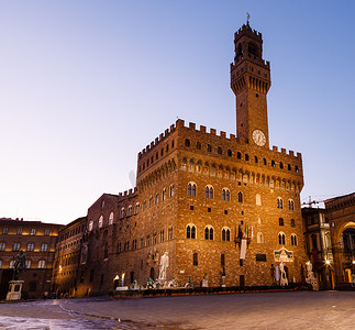 旧宫 (Palazzo Vecchio) 是一座巨大的罗马式堡垒