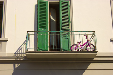 阳台上的粉色儿童自行车